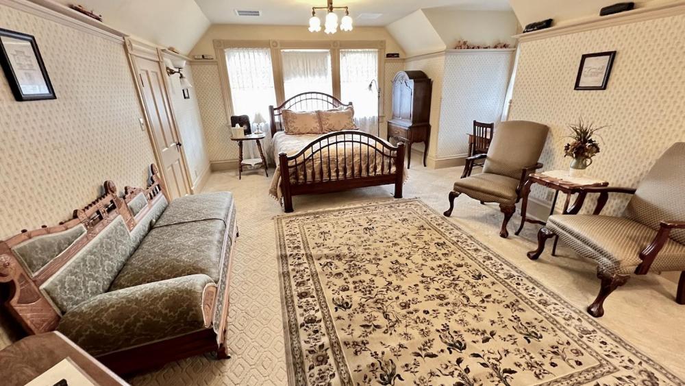 Queen Room interior
