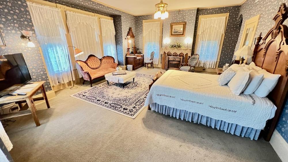 Suite with Hot Tub interior