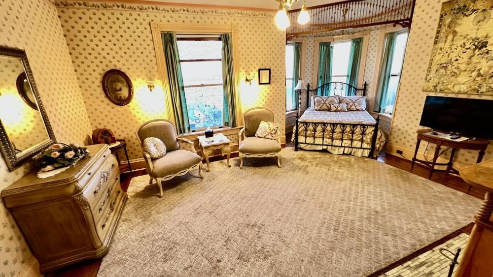 Queen Room interior